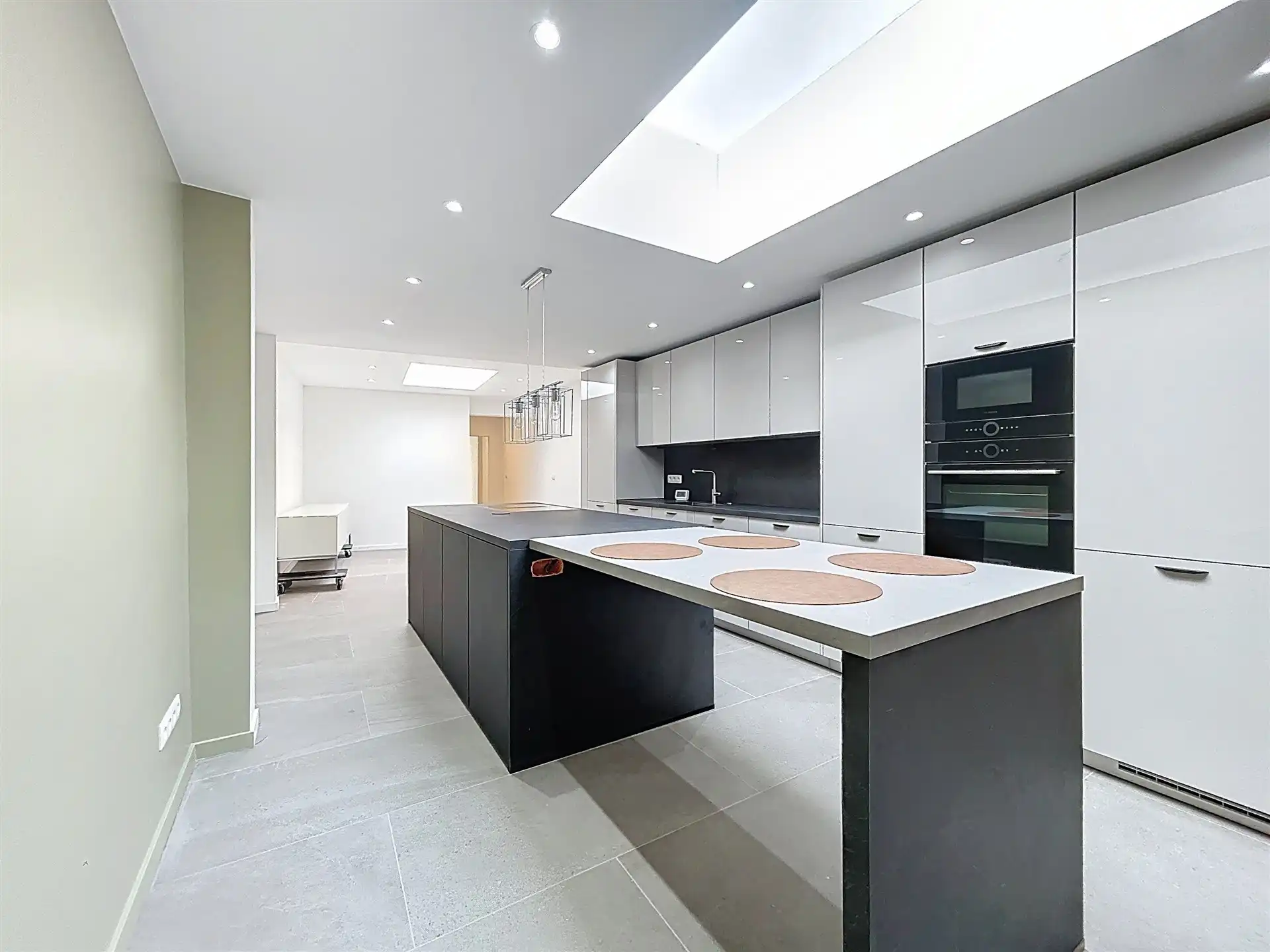 Energiezuinige gezinswoning met 3 slaapkamers en garage op perceel van 143m² foto {{pictureIndex}}