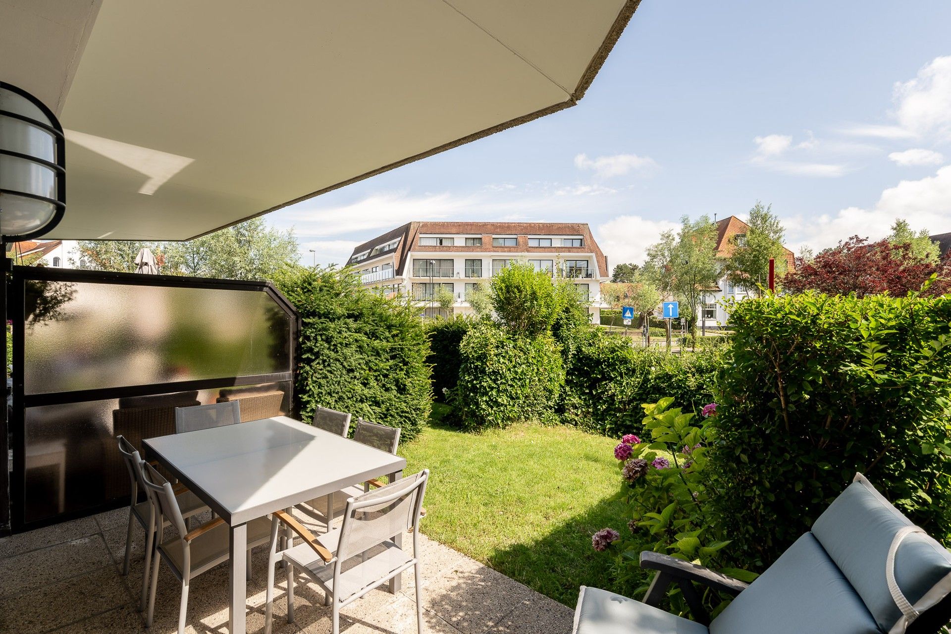 Zonovergoten tuinappartement in het Zoute foto {{pictureIndex}}