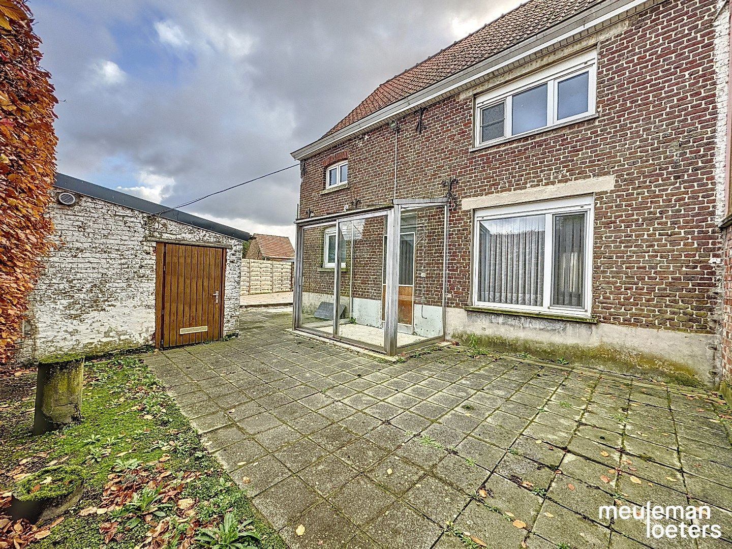 Te renoveren woning op ruim perceel foto 3