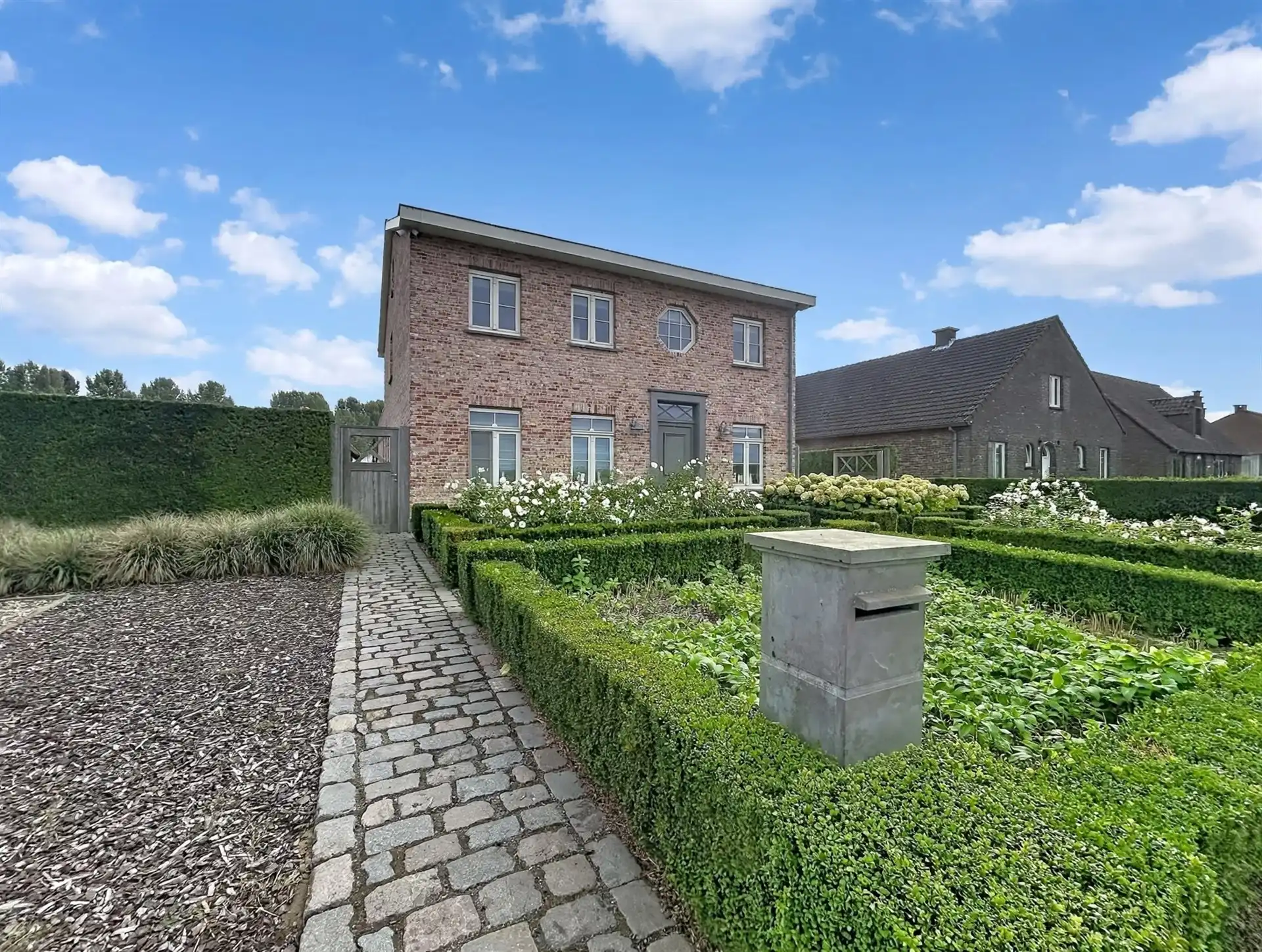 Energiezuinge open bebouwing met 5 slaapkamers, magazijn, zwemvijver en poolhouse op perceel van 1188m² foto 2