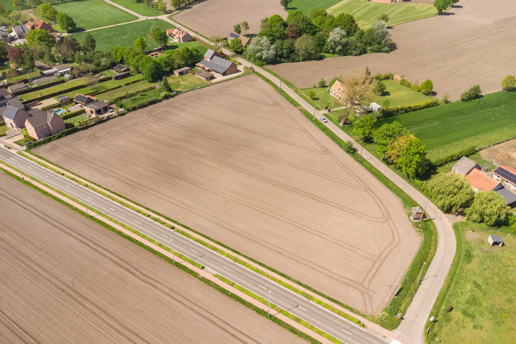 Uitgestrekte landbouwgrond van bijna 3 hectare. foto 10