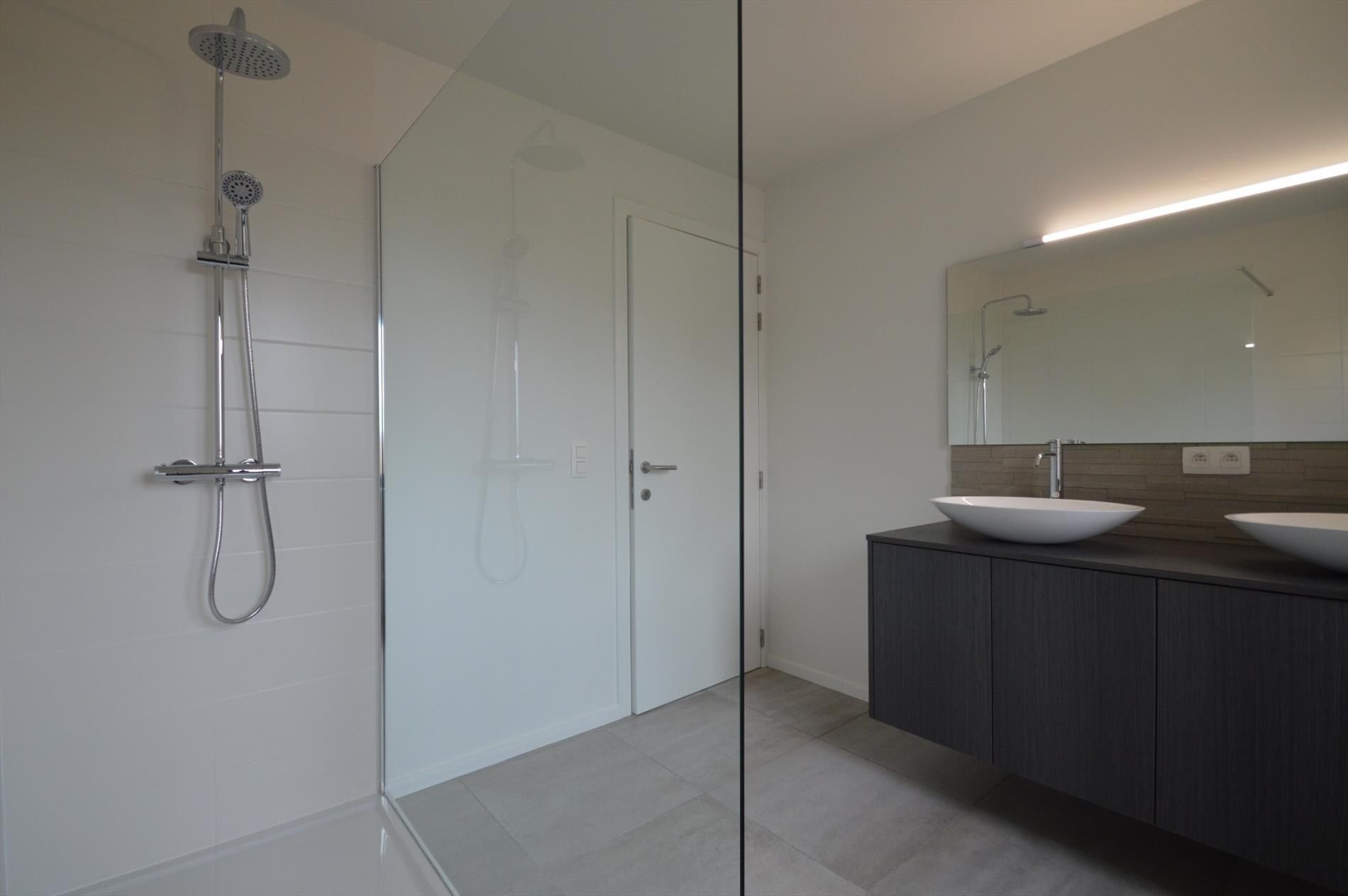  Stijlvol luxueus ingericht appartement met 2 slaapkamers en terras in hartje Hoeselt foto 15