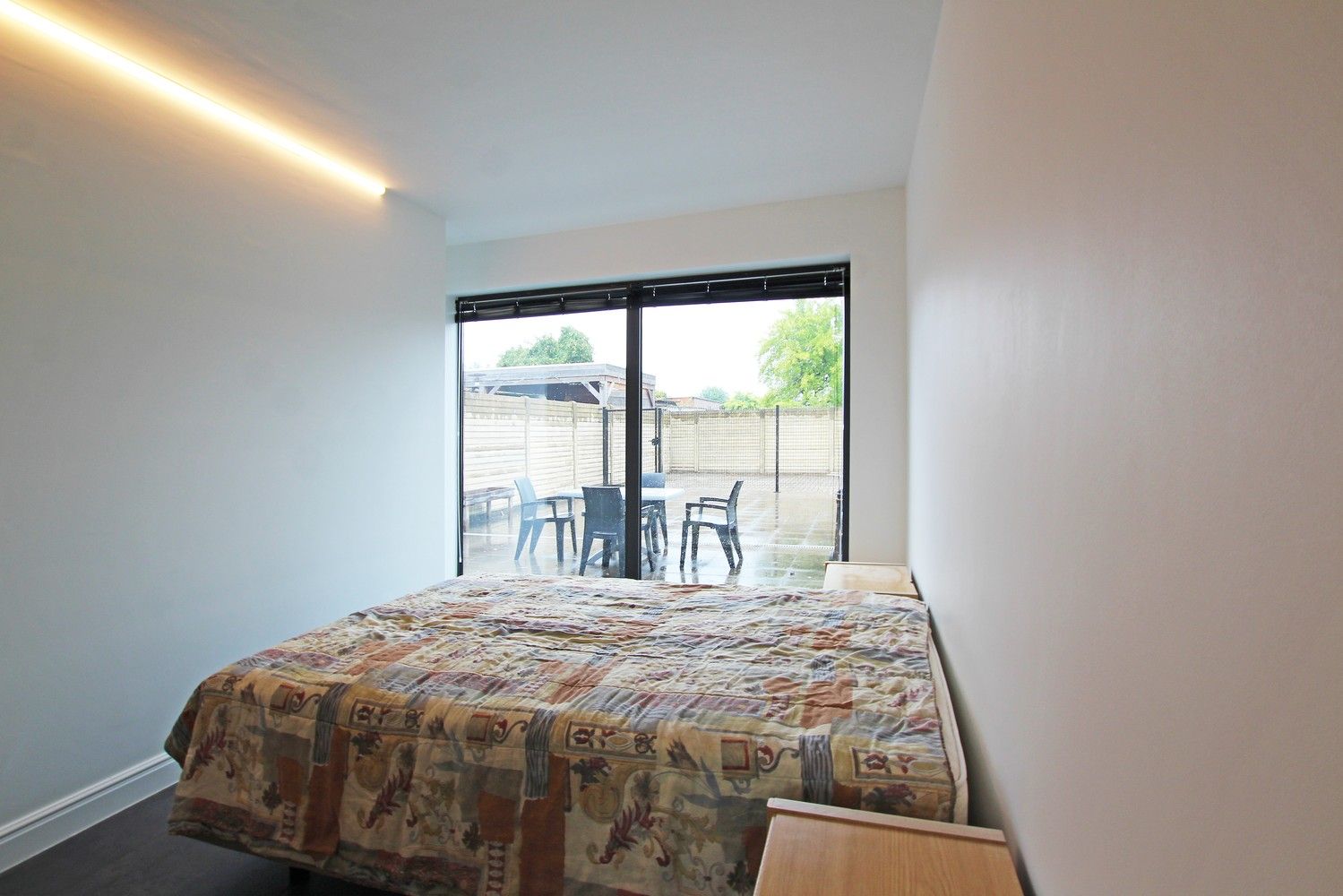 Ruim, gelijkvloers appartement met 2 slaapkamers, terras en een autostaanplaats! foto 9