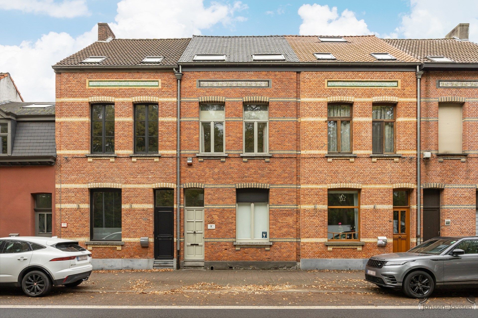 Charmante, instapklare woning met vernieuwde designkeuken, 4 slaapkamers en garage in hartje Brasschaat foto {{pictureIndex}}