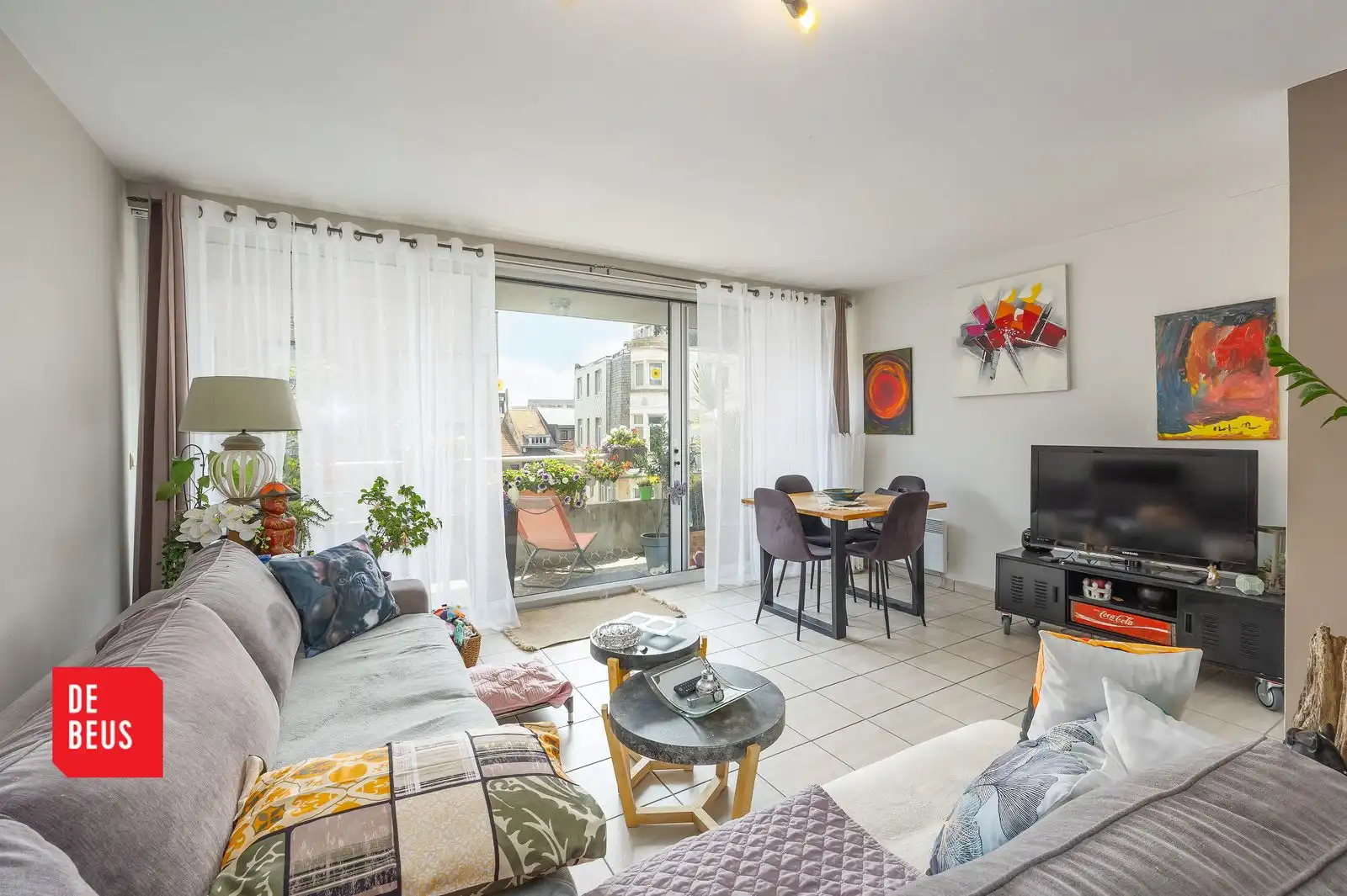 Stijlvol appartement met zuidgericht terras en staanplaats in hartje Oostende foto {{pictureIndex}}