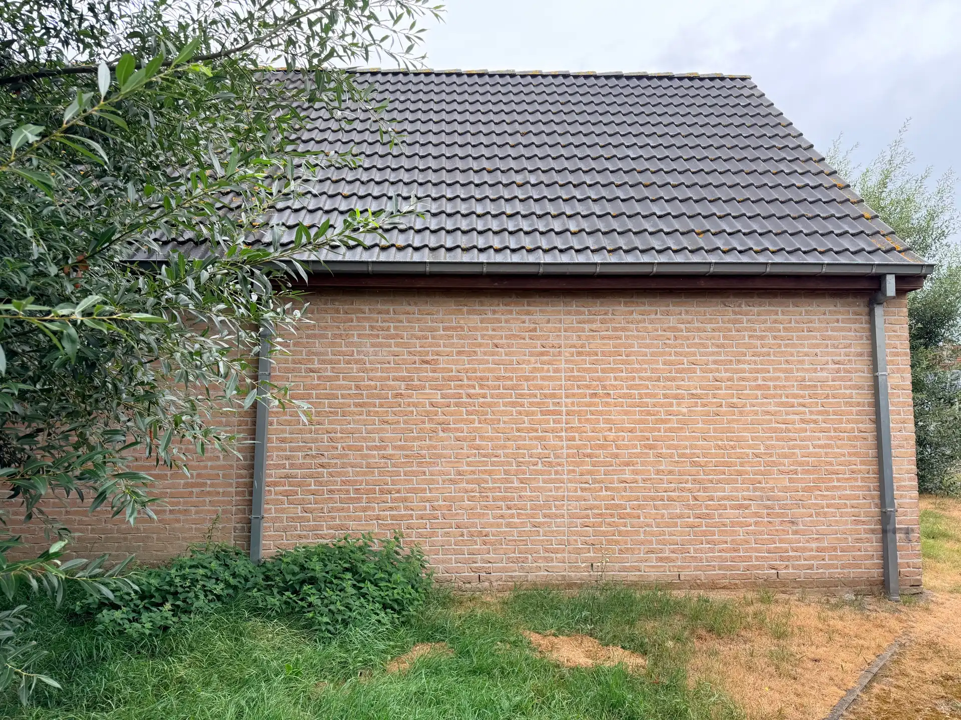 Ruime garage met parkeerplaats en zolder – Adinkerke. foto 9