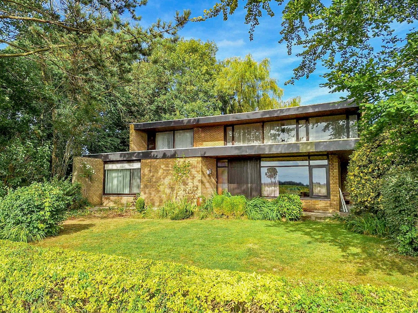 Te renoveren villa met bijgebouwen op landelijke ligging foto 2