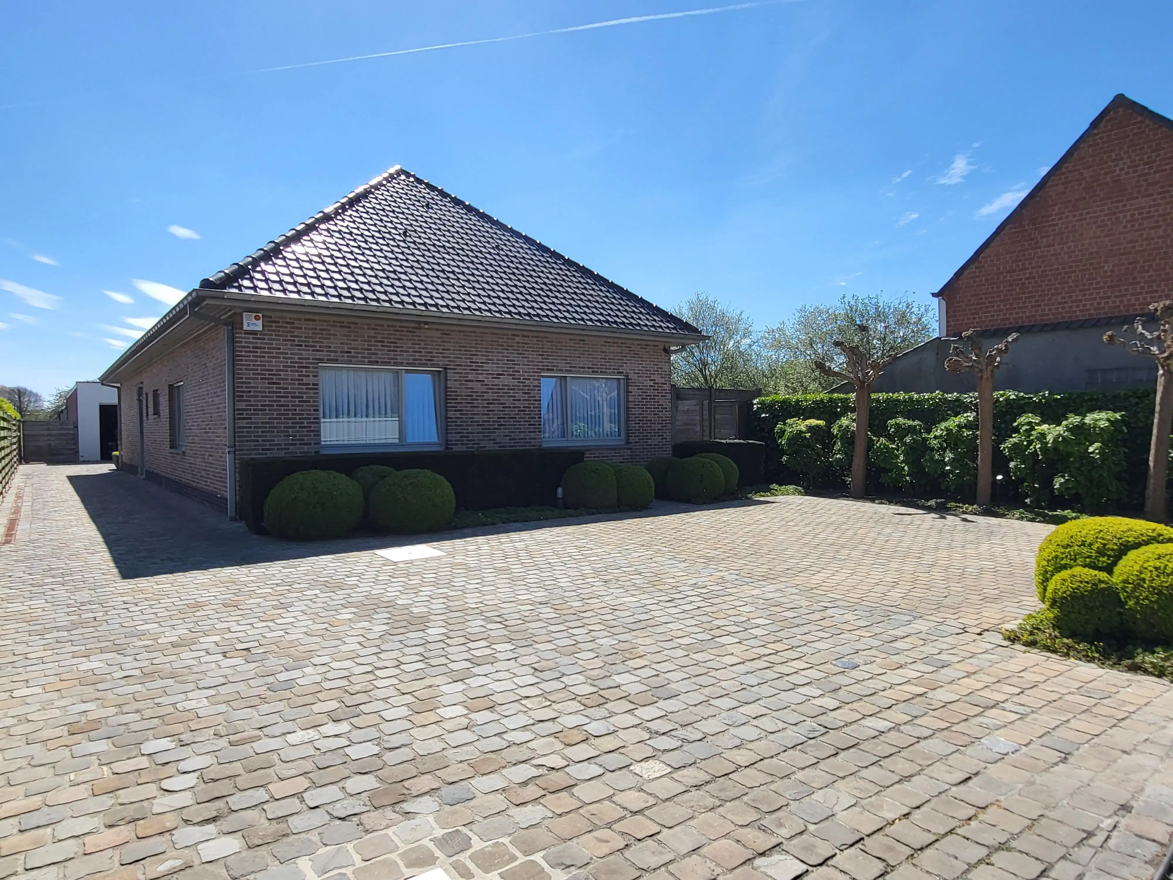 Deze ruime en uitstekend onderhouden villa-bungalow op een perceel van 1.264 m² combineert comfort, functionaliteit en een aangename woonbeleving met een zuidgericht terras en een prachtig aangelegde tuin met zwembad en badhuis.  foto 35