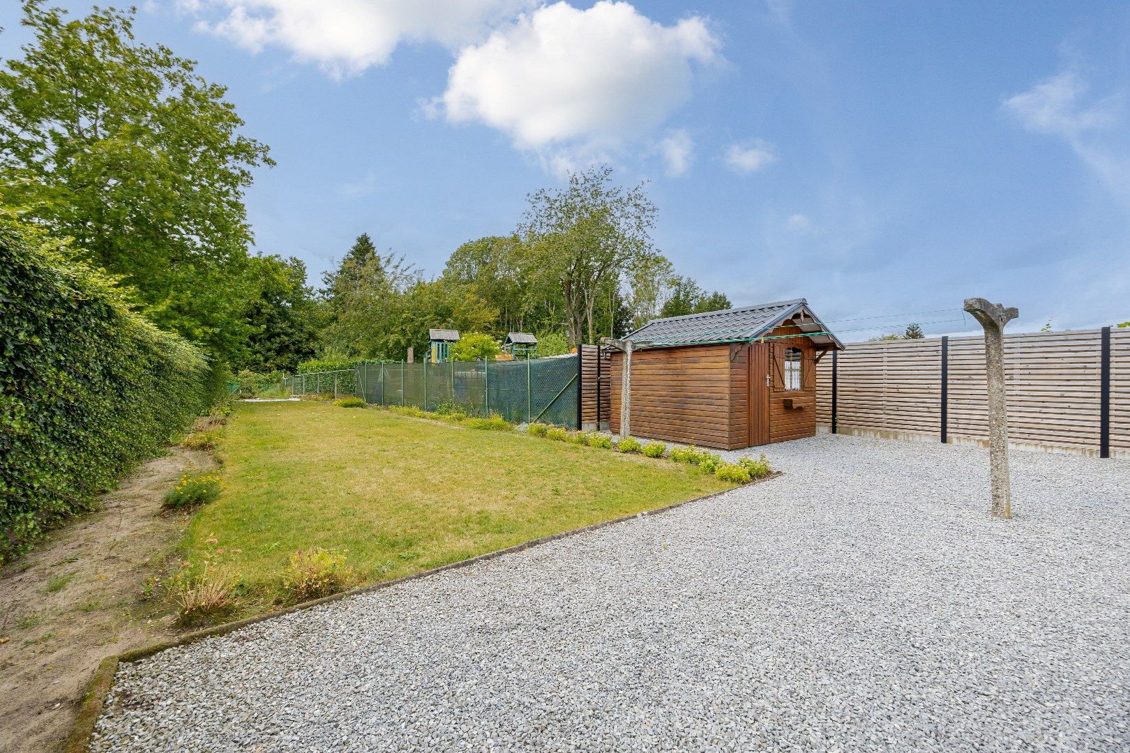 Goed onderhouden woning met ruime tuin in St-Joris. foto 15
