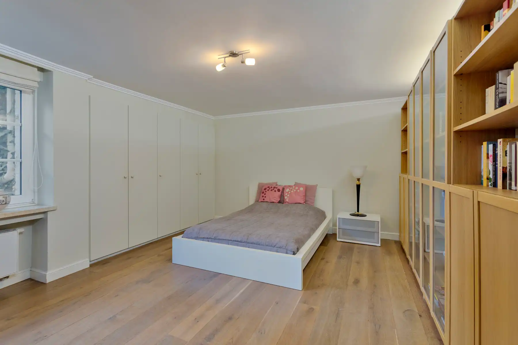 Gerenoveerde hoeve met bijgebouwen en 8 stallen. foto 16