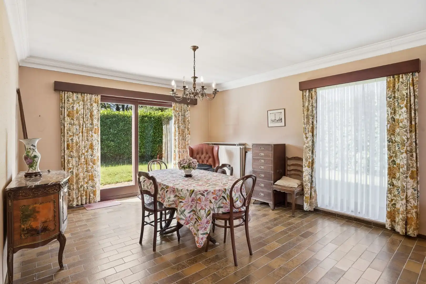 Vrijstaande bungalow met 3 slaapkamers, ruime garage en zonnige tuin foto 4