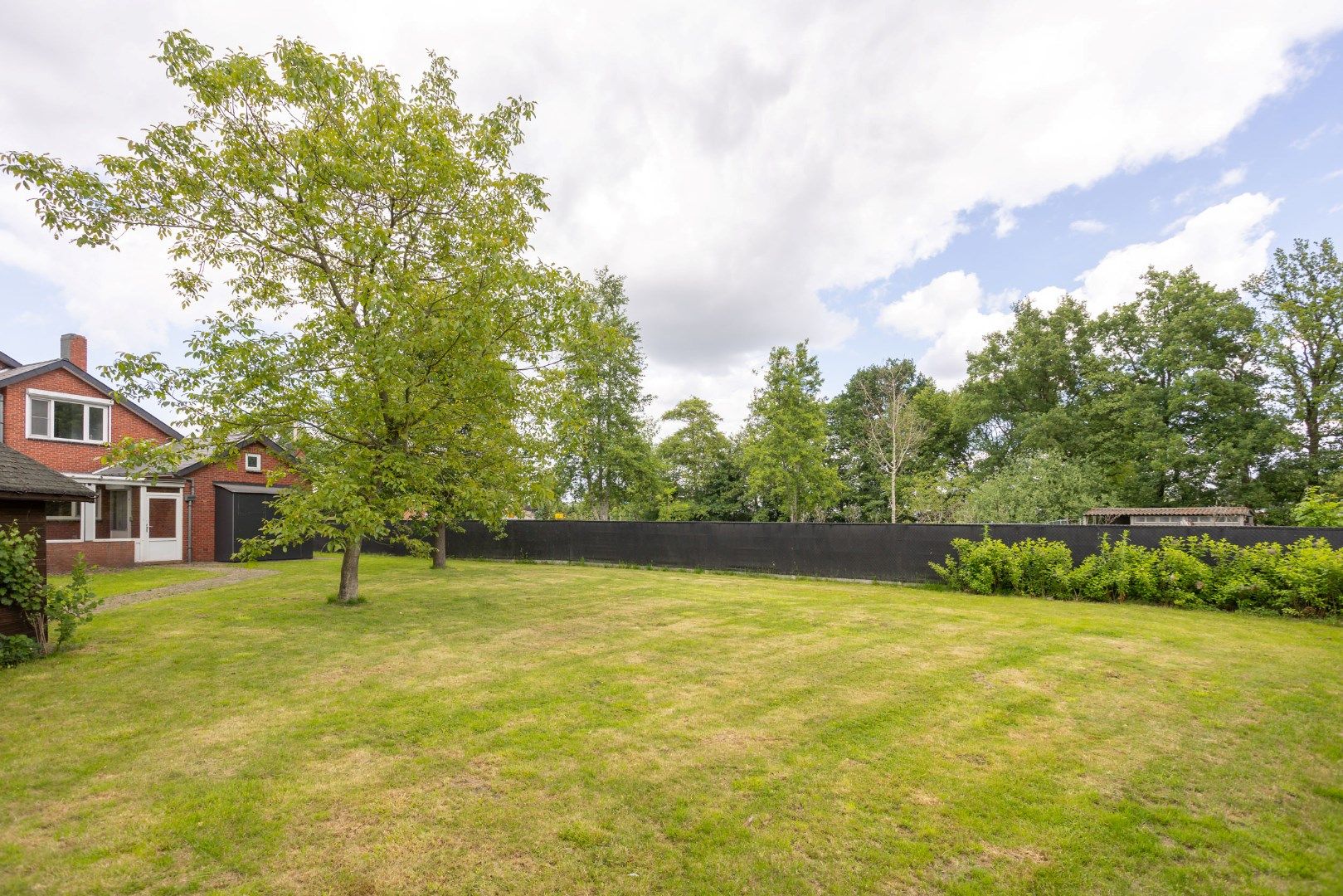 Ruime woning met vrij zicht te koop! foto 31