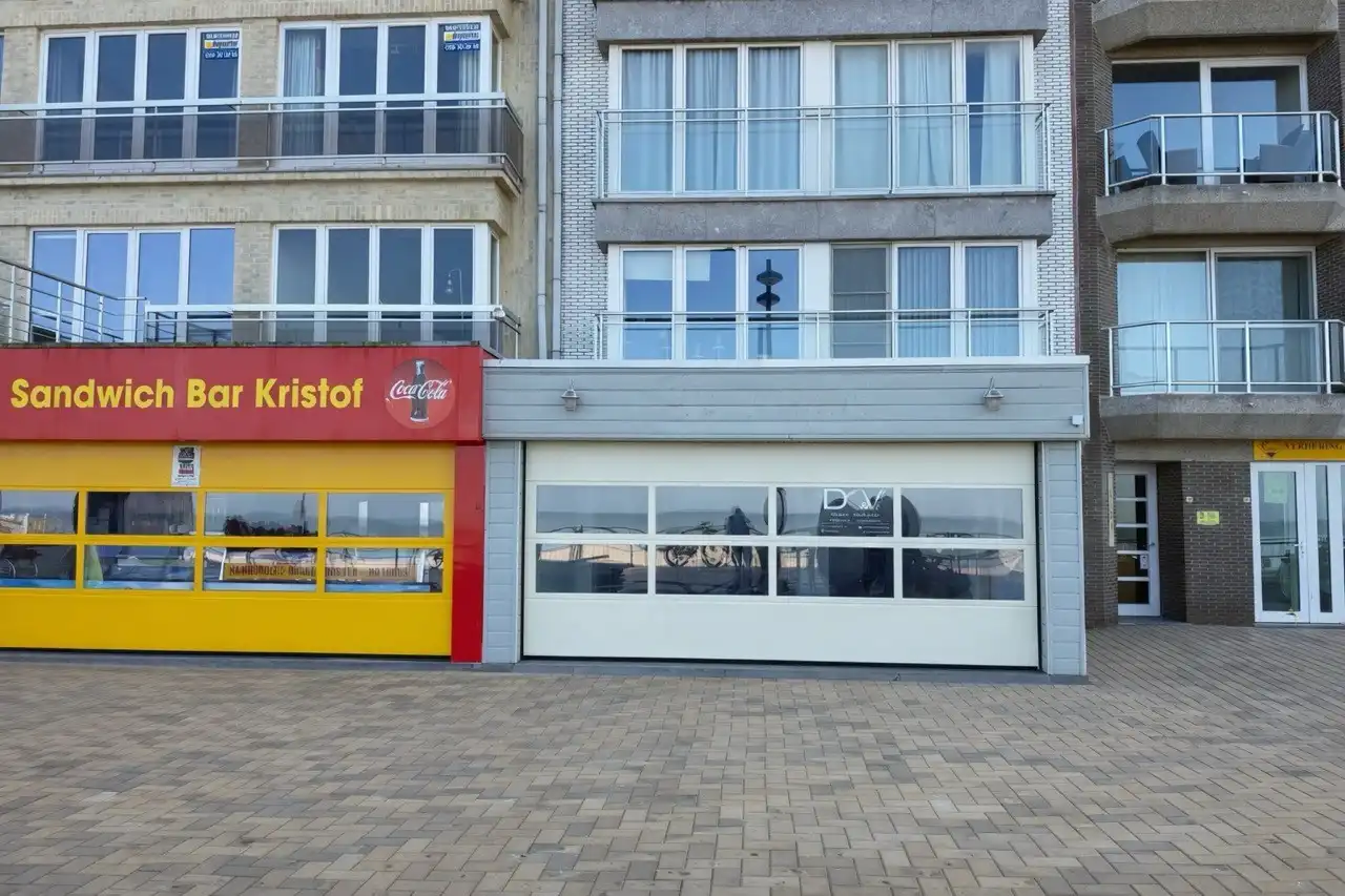 Instapklaar handelspand op de zeedijk van Middelkerke foto 2