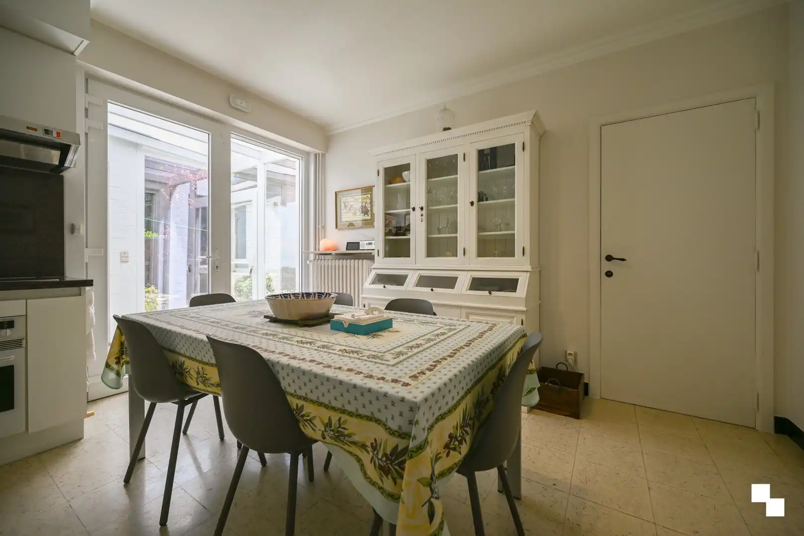 Ruime gezinswoning met vier slaapkamers, garages en extra naastliggend perceel foto 9