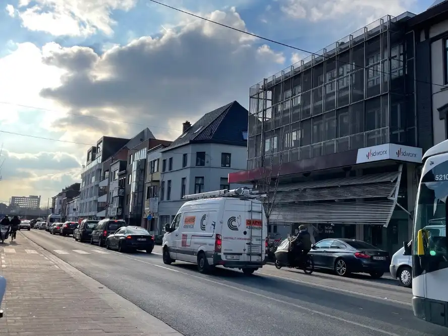 Instapklaar en polyvalent handelspand/kantoor te huur op TOPLOCATIE foto 3