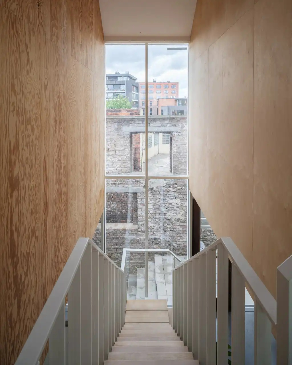 Uniek vastgoed! Uitzonderlijke architecturale split-levelwoning met vijf slaapkamers, ruime tuin en bijzonder polyvalente mogelijkheden (kantoorruimtes, shortstaystudio en handelspand), op een boogscheut van het stadscentrum. foto 17