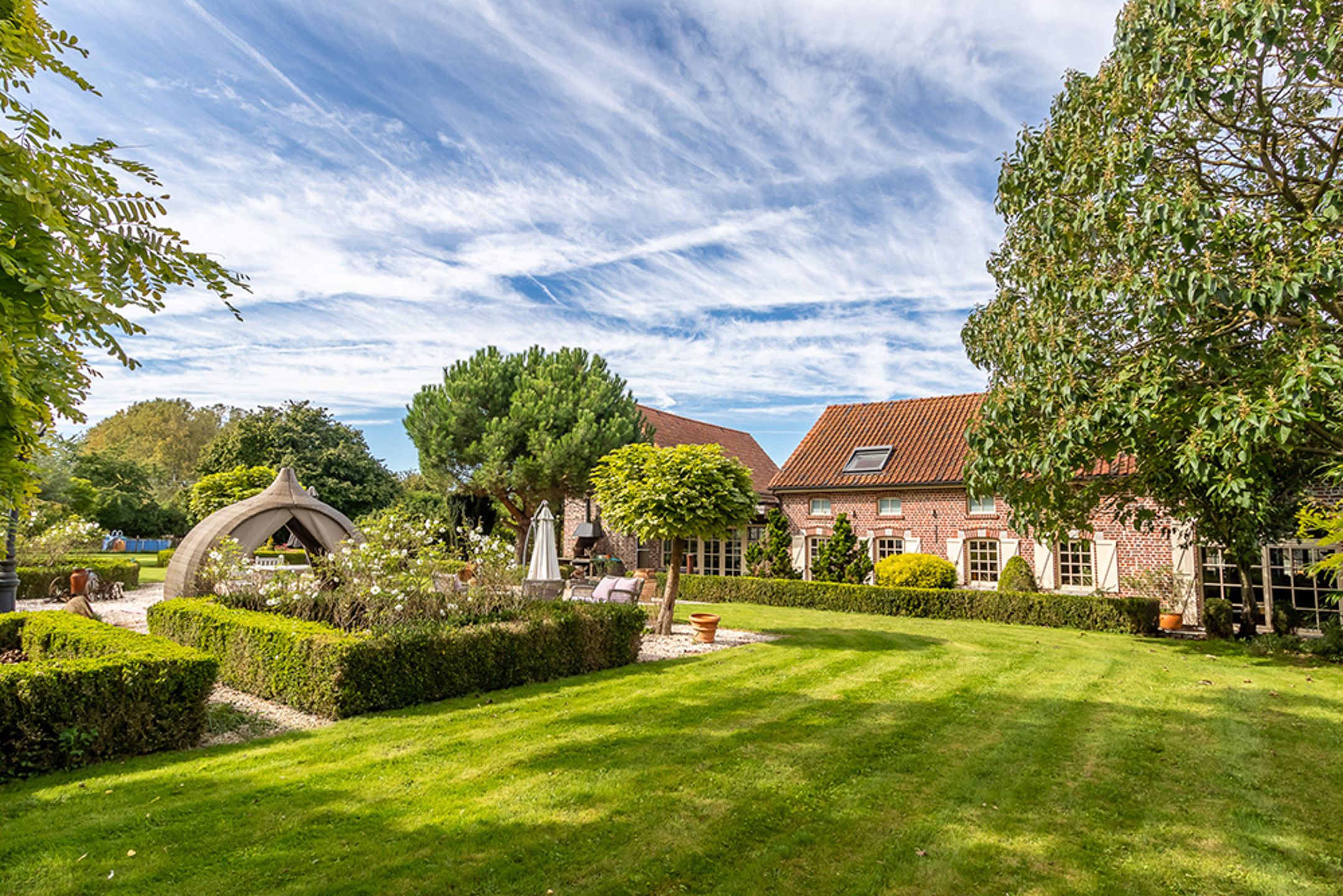 Gerestaureerde vierkantshoeve met B&B op 80 are grond foto {{pictureIndex}}