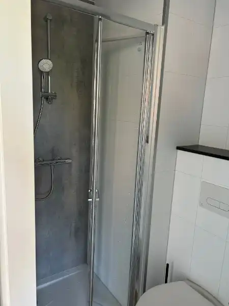 Moderne lichtrijke studentenkamer in een nieuwbouwproject op een top locatie in centrum Kortrijk met zicht op plein. foto 9