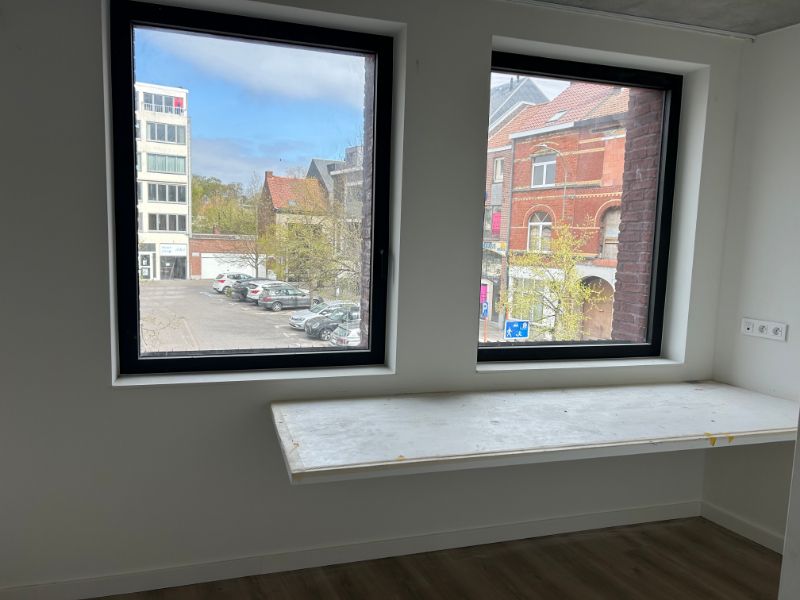 Moderne lichtrijke studentenkamer in een nieuwbouwproject op een top locatie in centrum Kortrijk met zicht op plein. foto 5