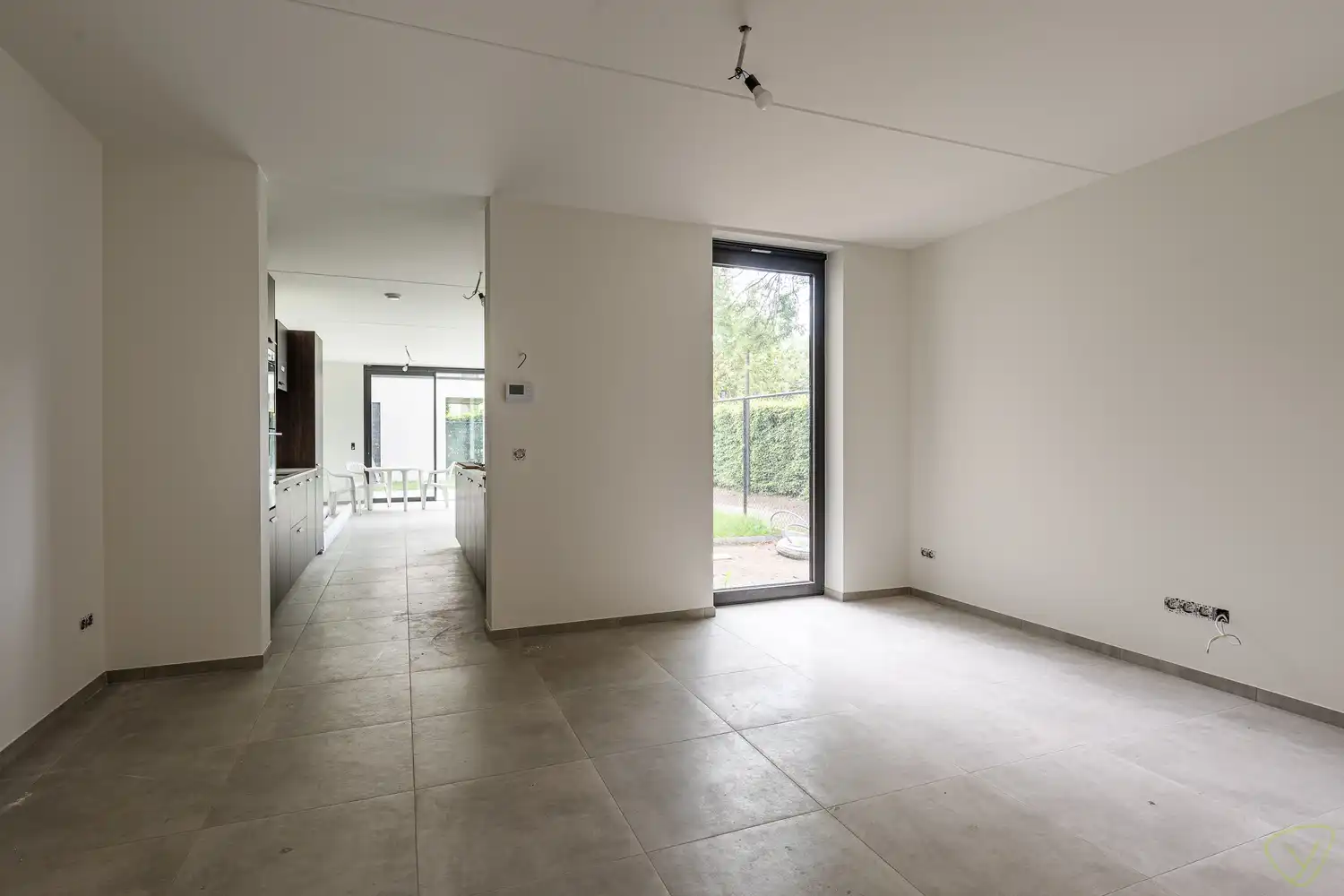 Moderne nieuwbouwwoning met tuin en zonnig terras in groene omgeving foto 7