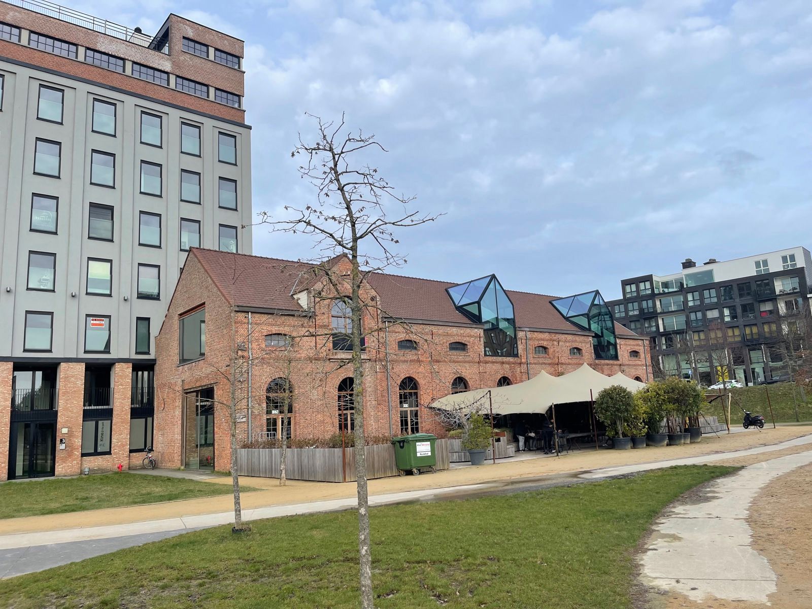 Horecapand met terras aan Park Spoor Noord foto 3