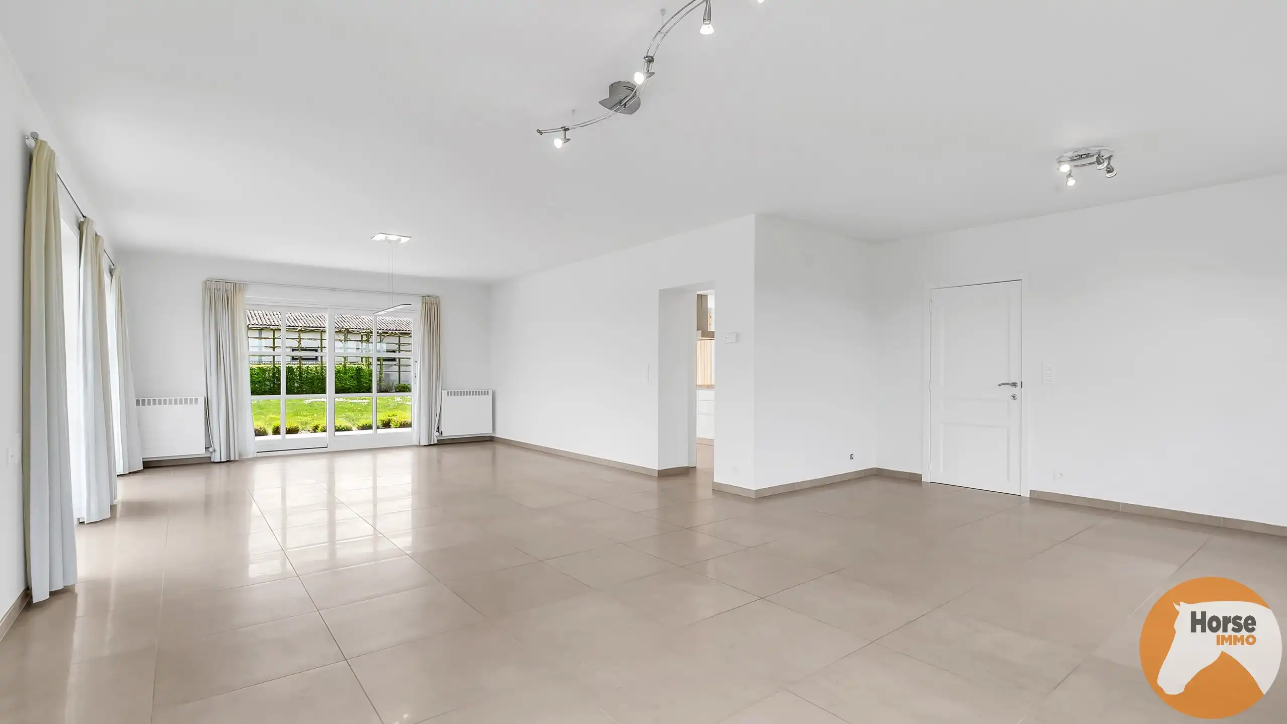 MEISE  – Landelijke woning met 3 loodsen op prachtig perceel foto 9