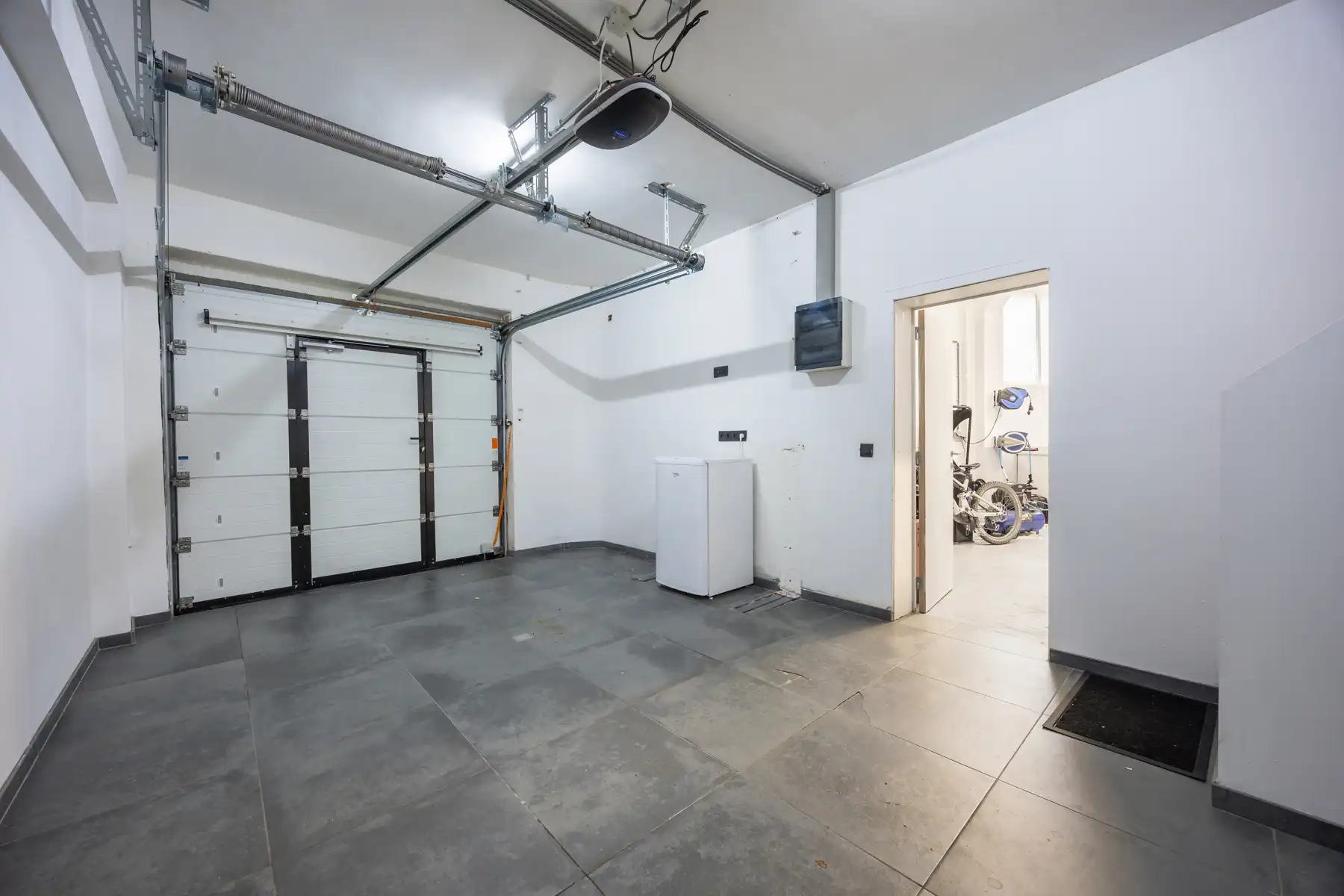 Unieke woning met terras, garage en ruim magazijn  foto 23