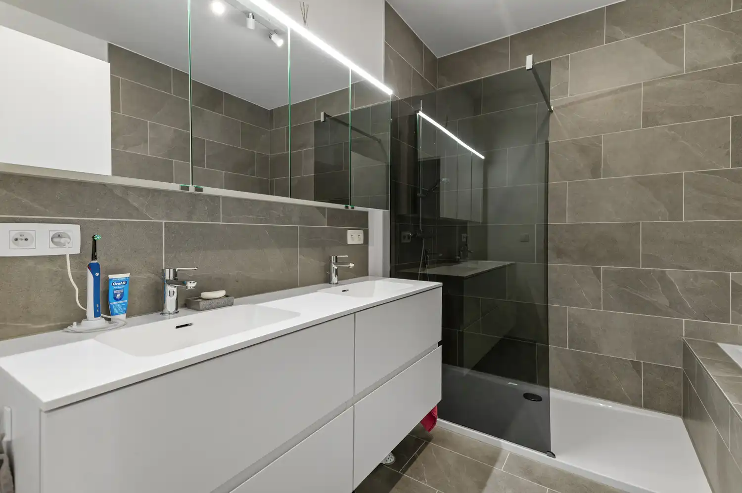 RECENTE WONING MET 4 SLK, TUIN EN PARKING! foto 11