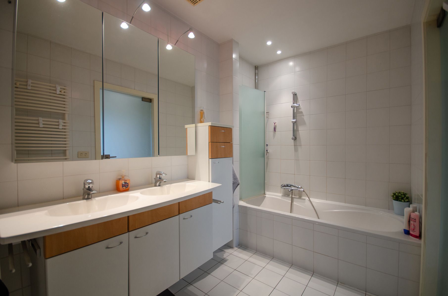 Uniek handelspand met ruim duplex-appartement en 4 garages! foto 15