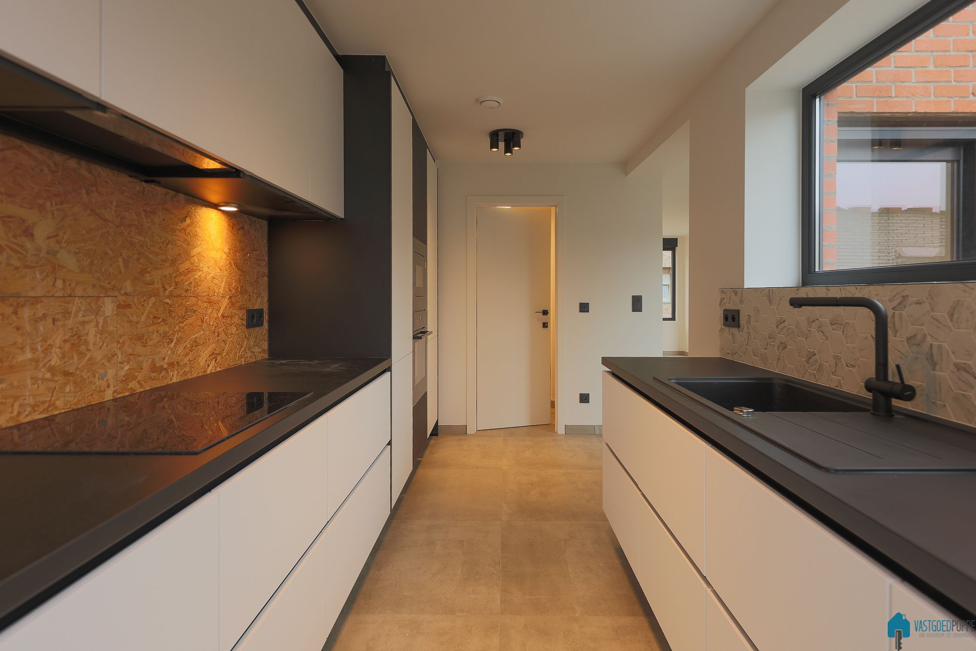 KWALITATIEF GERENOVEERDE ÉÉNGEZINSWONING MET TERRAS & TUIN foto 11