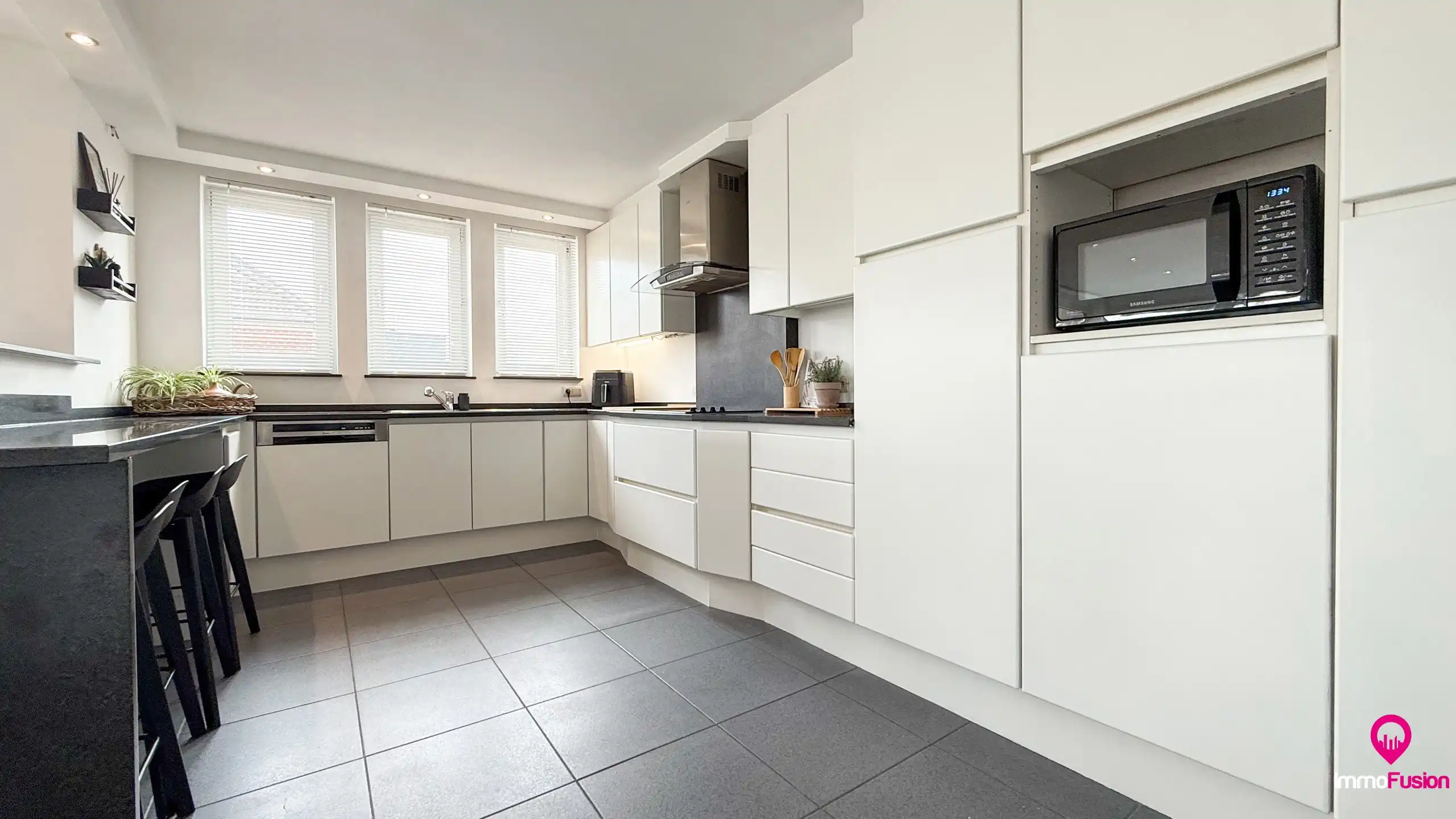 Ruim appartement met 4 slaapkamers en parking in Tuilt! foto 7