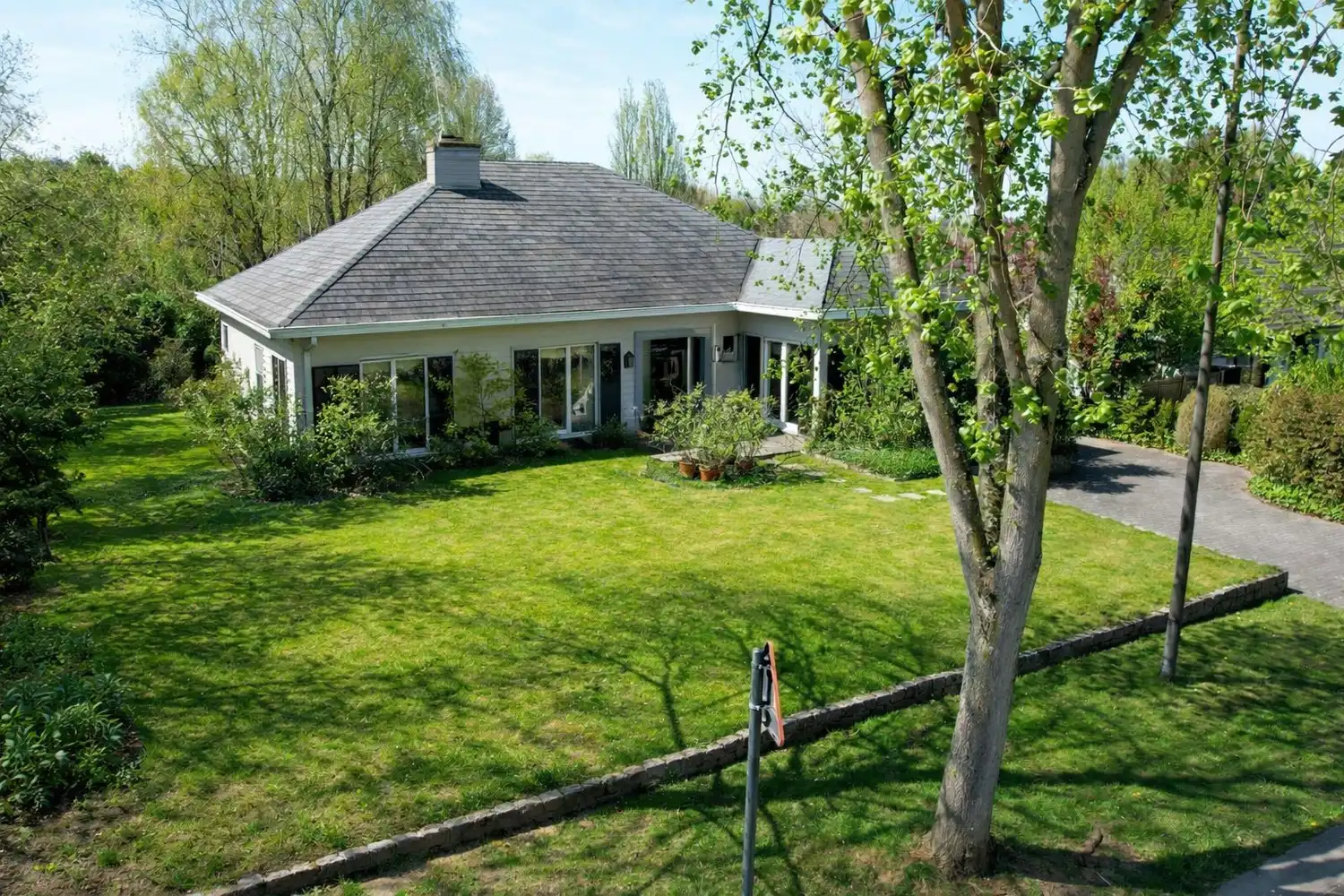 Hoofdfoto van de publicatie: Rustig gelegen luxe-bungalow op een royaal groen perceel van 1.882m² in Tessenderlo