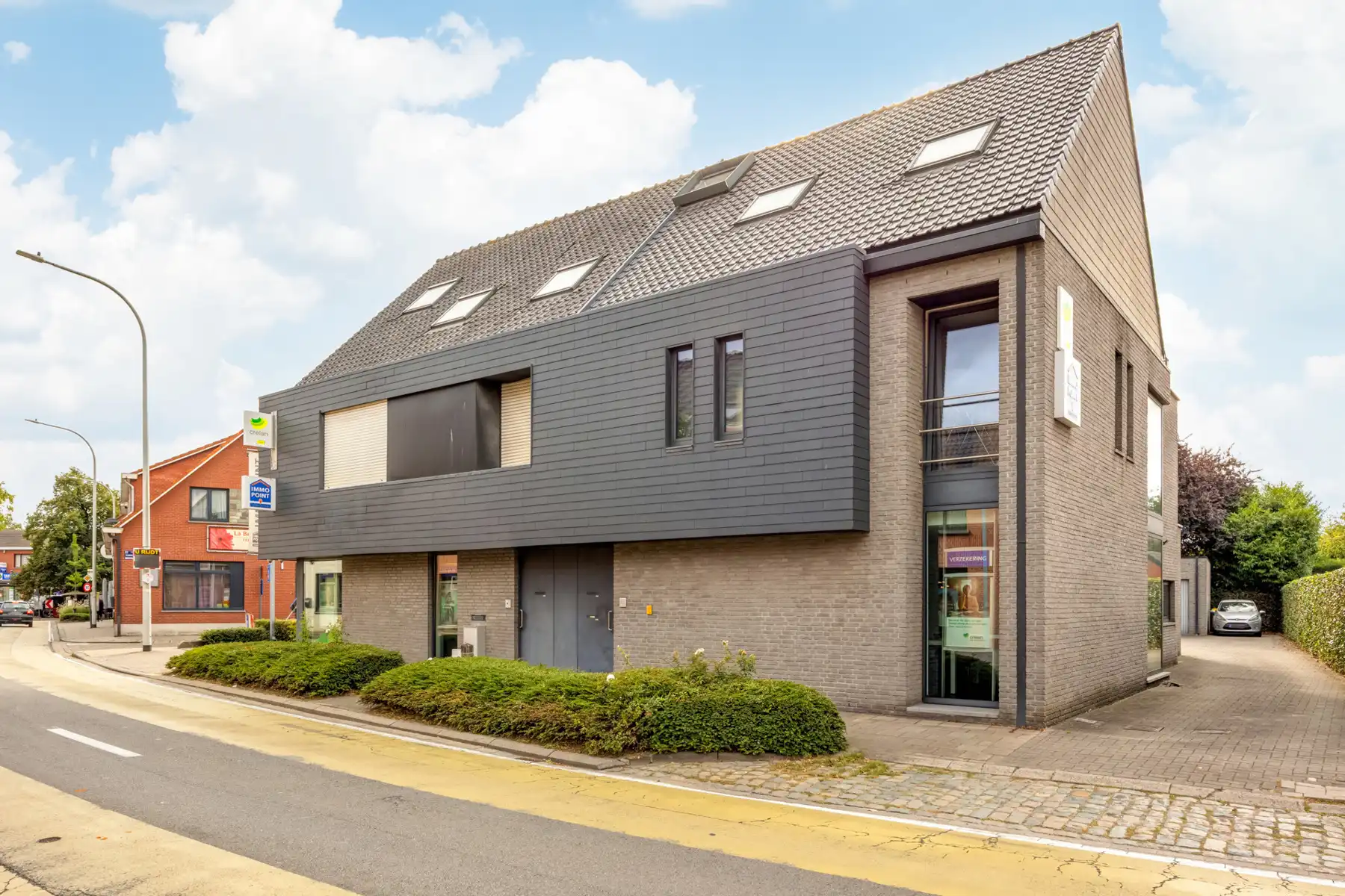 Goed gelegen kantoorruimte (circa 265m²) in het centrum van Meer (Hoogstraten) met parking. foto 25