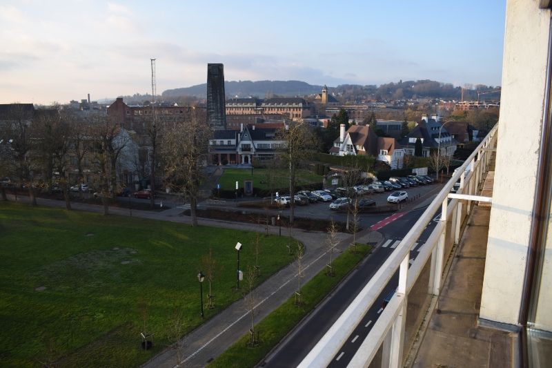 Trendy gerenoveerd app met 2 slaapkamers en garage box. foto 9