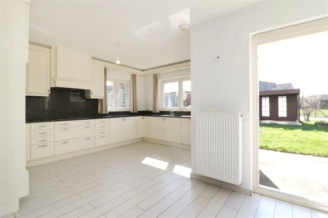 Recente woning met drie slaapkamers en garage op rustige locatie foto 9