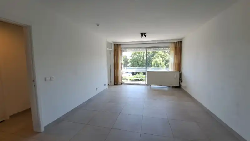 Gerenoveerde SERVICEFLAT met TERRAS en STANDPLAATS te koop in Assebroek Brugge foto 2