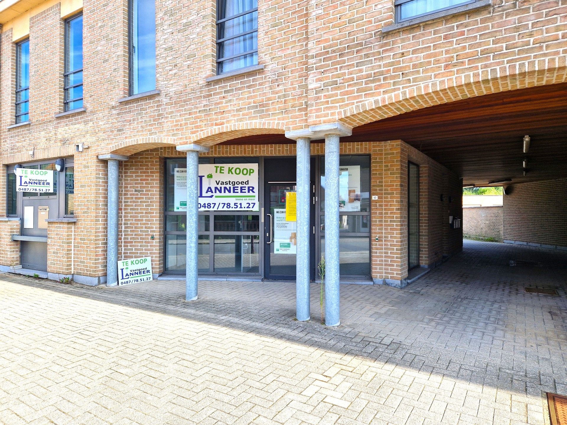 Handelsgelijkvloers met grote parking in centrum Galmaarden foto {{pictureIndex}}