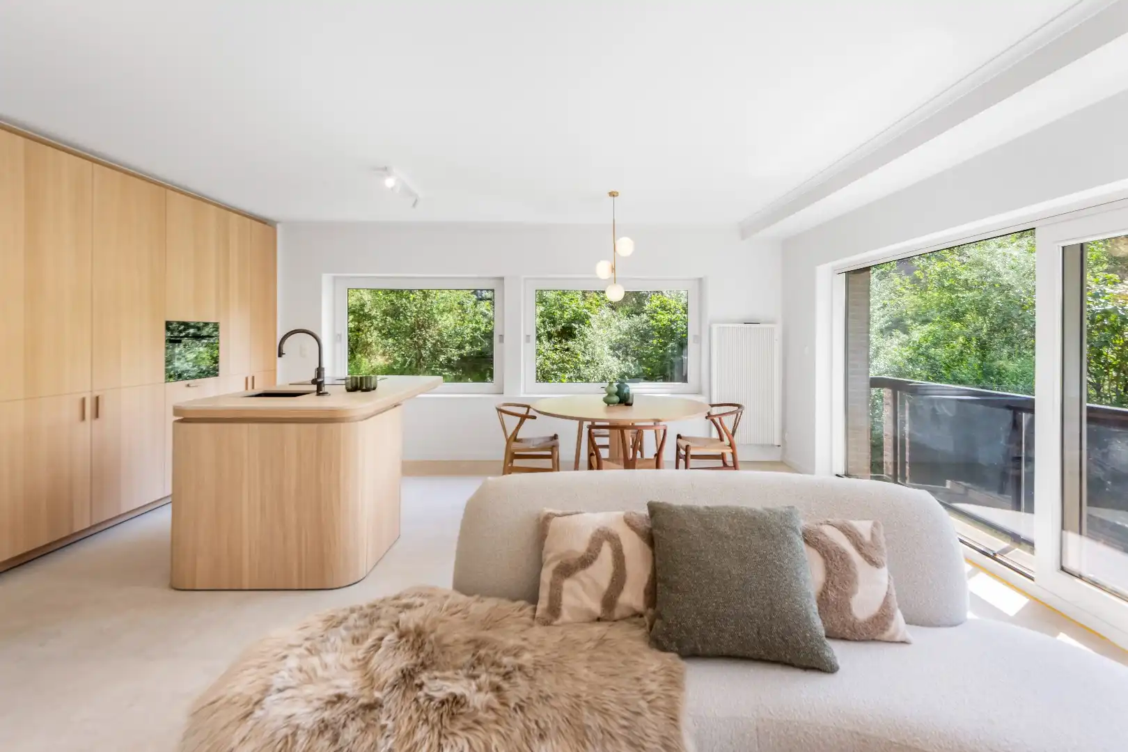 Prachtig gerenoveerd hoekappartement met zuidelijke oriëntatie, te midden van een groene omgeving aan het yzerpark. Parking te koop foto 4