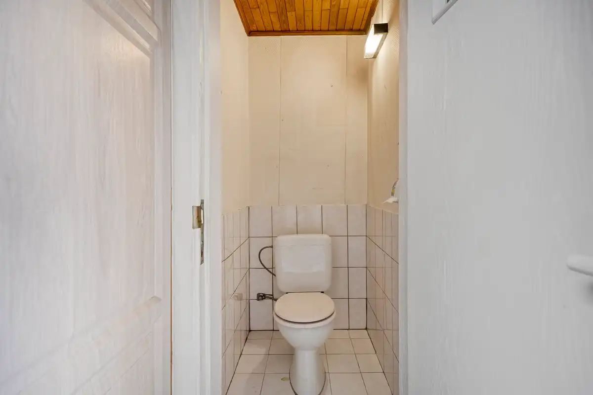Te renoveren woning met grote garage foto 8