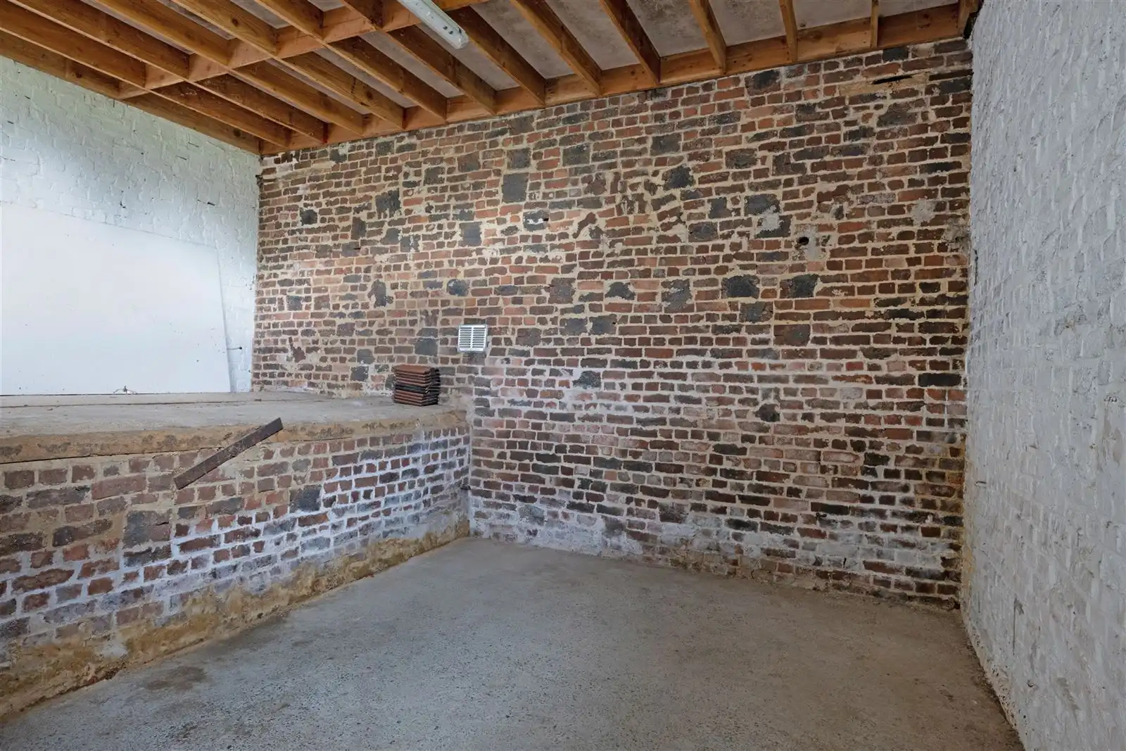 Prachtig gelegen te renoveren  Hoeve woning met stallingen en weides foto 26