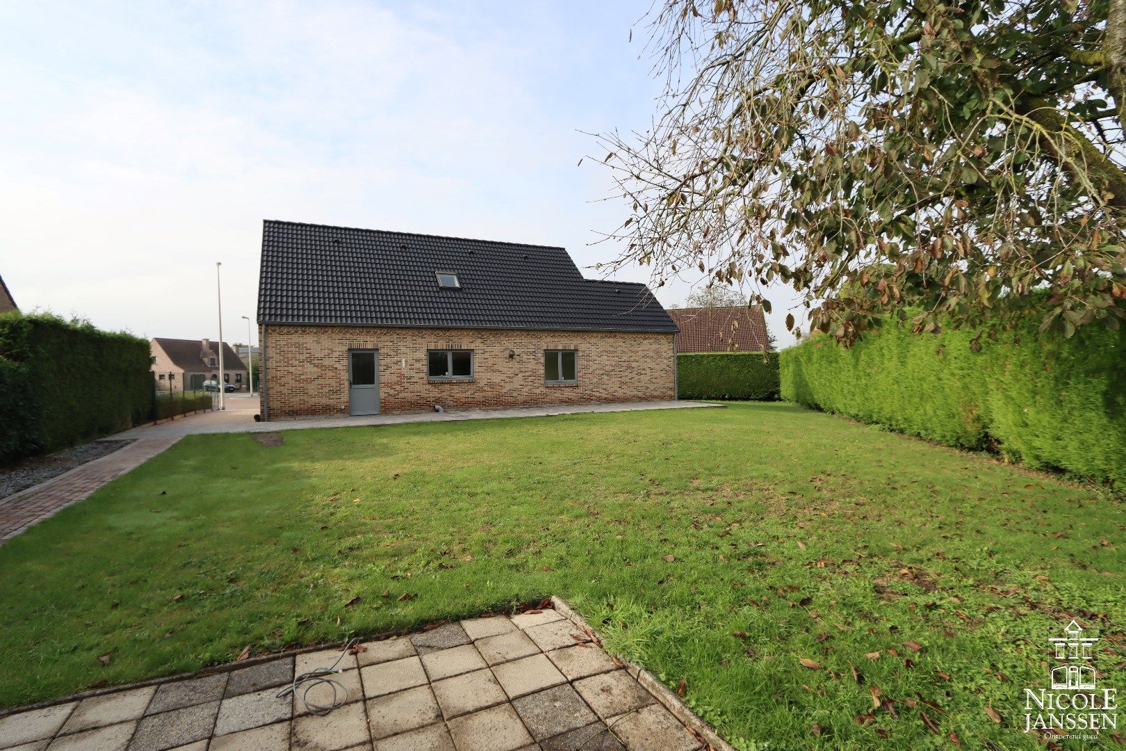 Mooie gezinswoning met drie slaapkamers, inpandige garage en tuin in een aangename woonomgeving foto 25