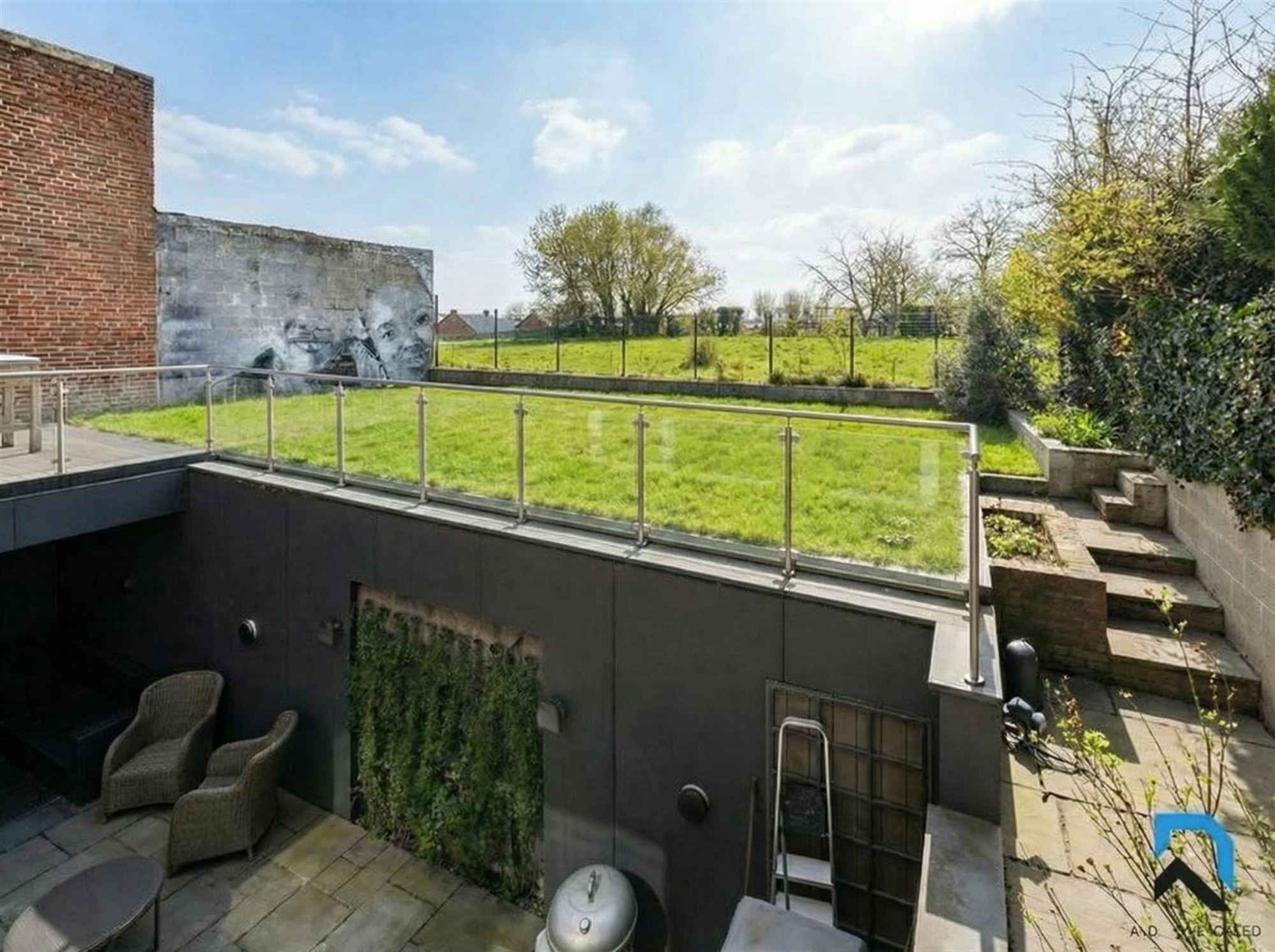 Bijzonder mooi gerenoveerde woning voorzien van 5 slaapkamers foto 3