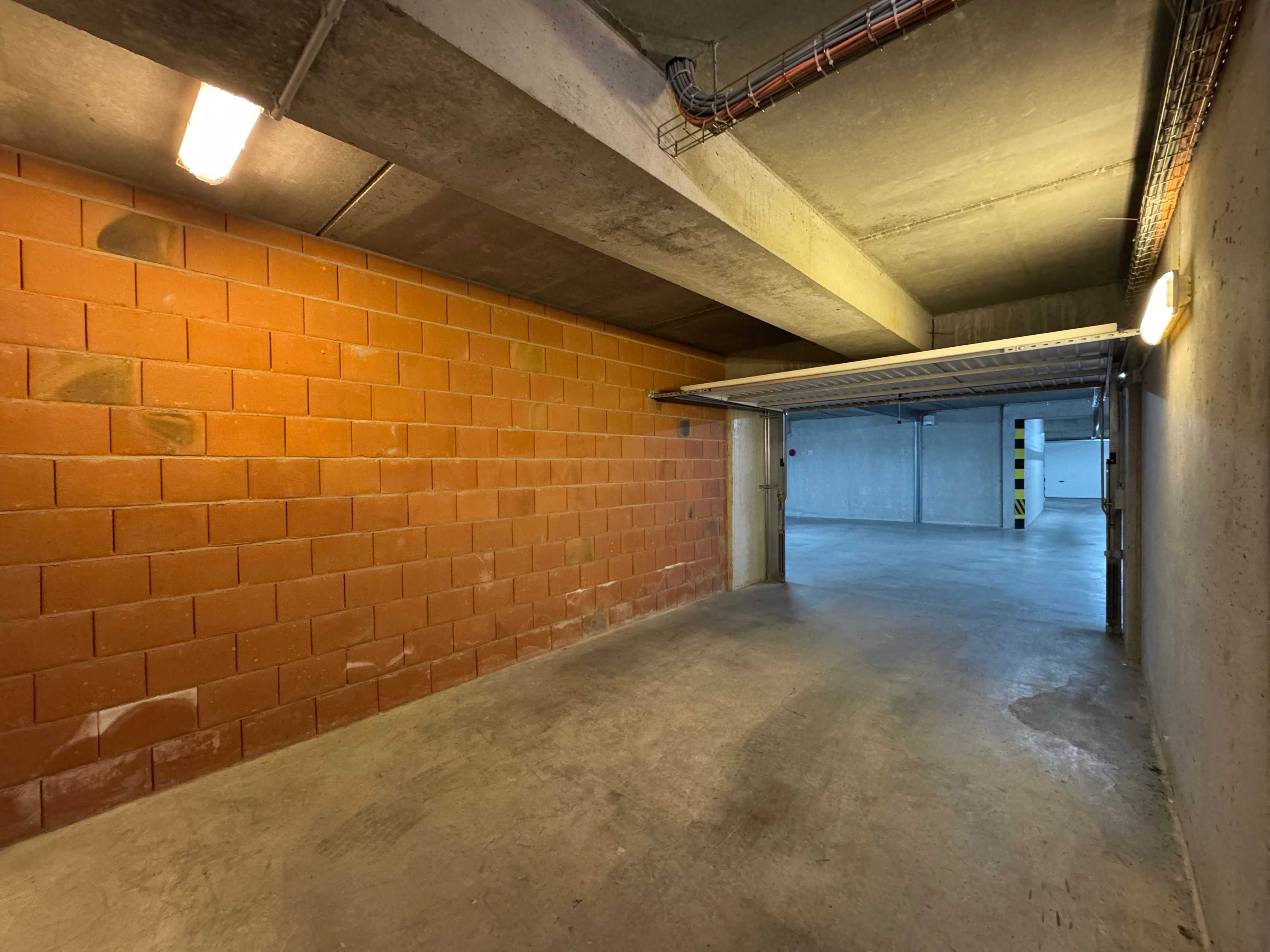 Ruime garagebox vlakbij Jachthaven foto 4