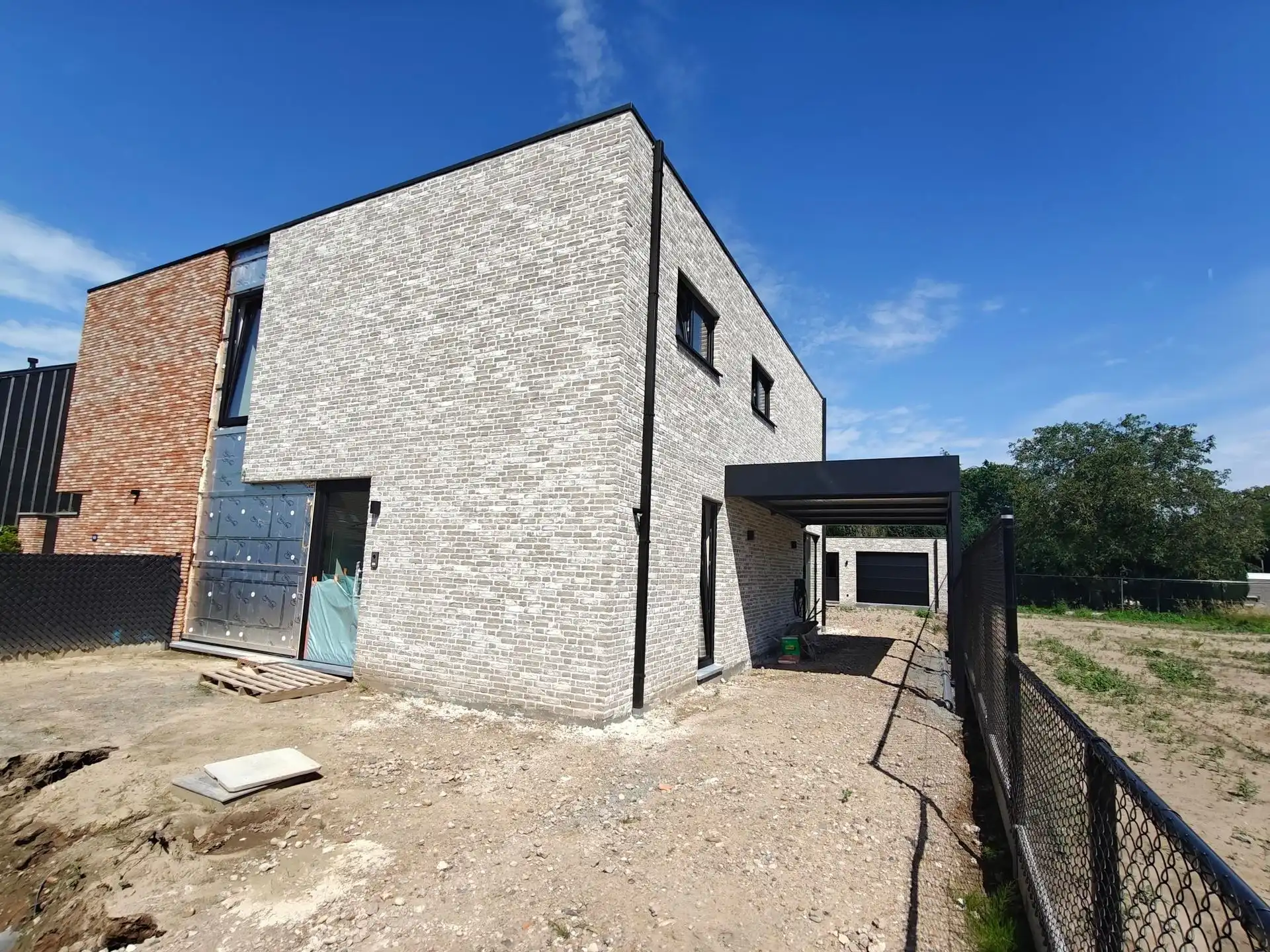 Volledig afgewerkte nieuwbouwwoning met 3 slaapkamers foto {{pictureIndex}}