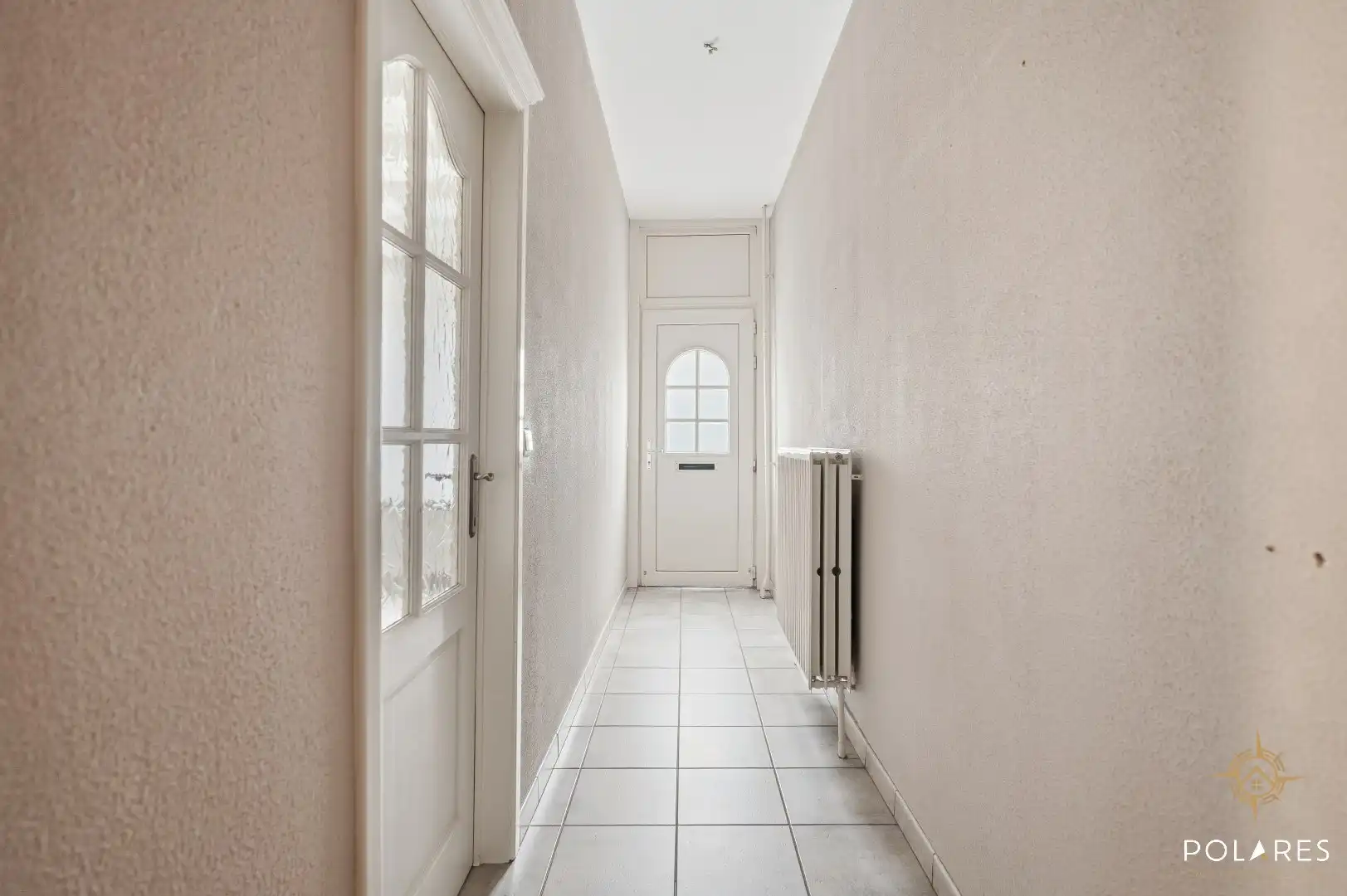 Instapklare rijwoning met 4 slaapkamers en leuke tuin! foto 3