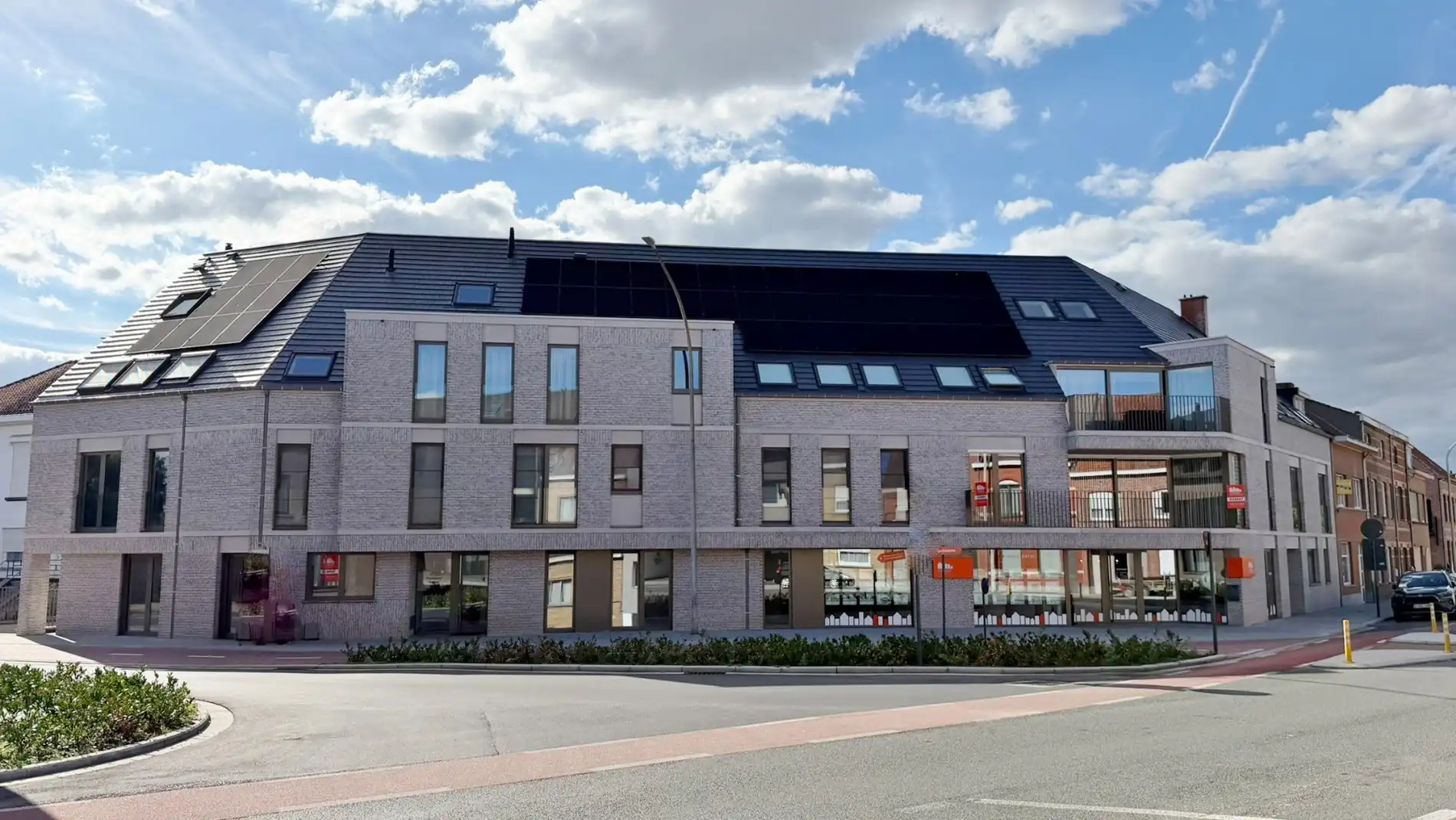 Lichtrijk en instapklaar appartement met ruim terras en open zicht incl. parkeerplaats in kelder. foto 2
