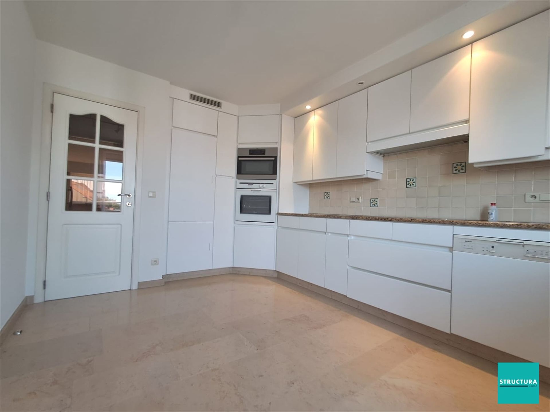 Ruim penthouse met drie slaapkamers, kelderberging en garage op toplocatie. foto 10