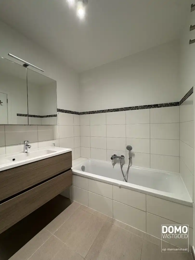 Ruim gemeubeld 2-slaapkamer appartement met terras in Kermt foto 10