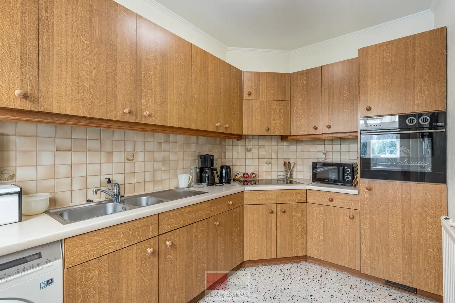 Leuke te renoveren woning met een bewoonbare oppervlakte van ca. 172 m², gelegen op een perceel van 485 m². foto 9