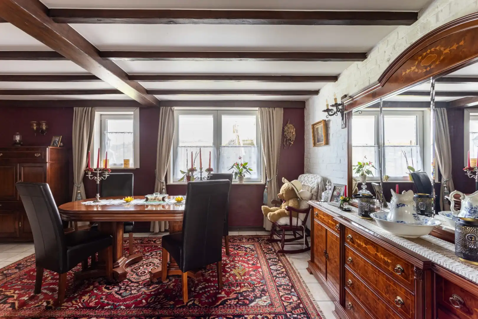 Ruime alleenstaande woning met garage in heuvelachtige omgeving foto 16